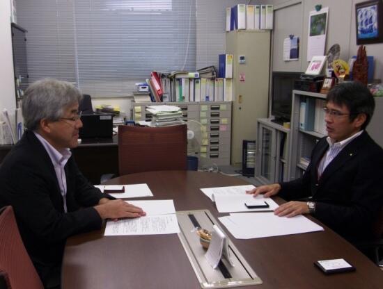 画像:要望書について吉野資源エネルギー庁エネルギー政策統括調整官に説明する村手群馬県副知事(エネルギー政策特別委員会委員長県)